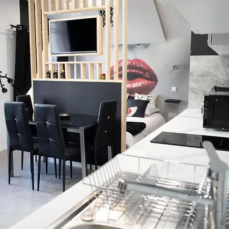 * Les Aux Etoiles * *