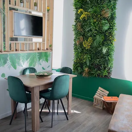 * Les Aux Etoiles * *