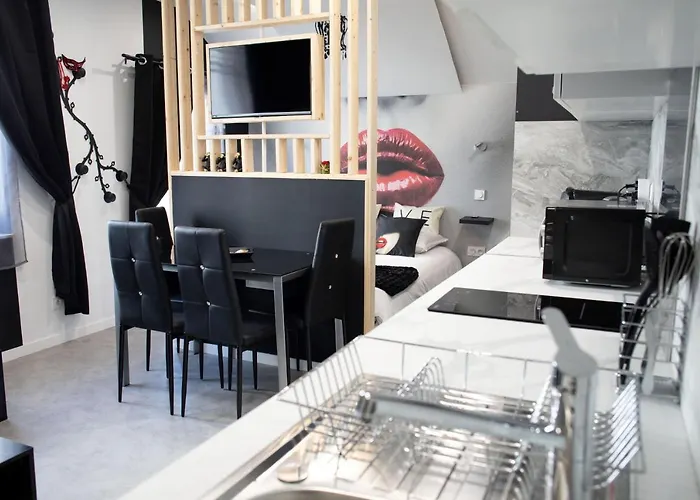 * Les Aux Etoiles * *