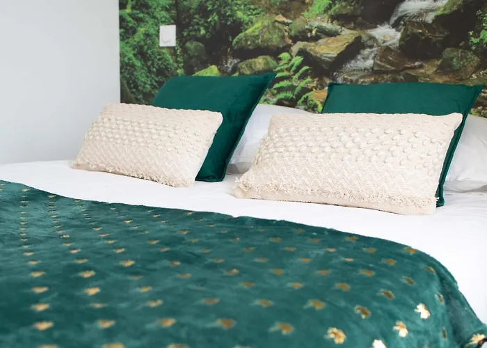 * Les Aux Etoiles * *