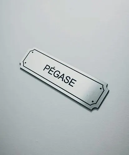 * Les Aux Etoiles * *